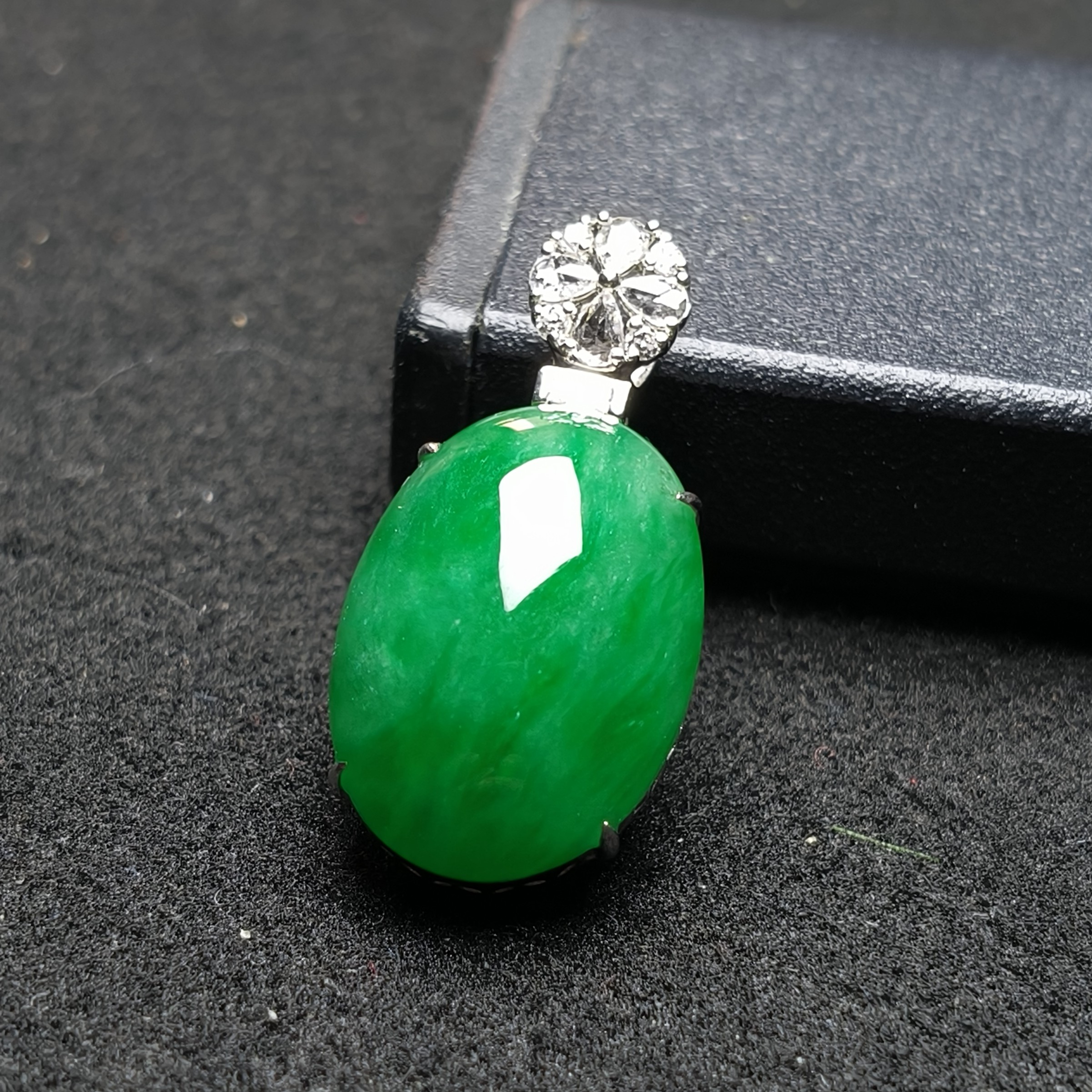 18k金镶翡翠蛋面挂件