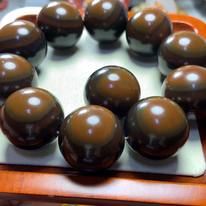 玛瑙/玉髓手串未镶嵌海****河大珠串黑红俏满眼