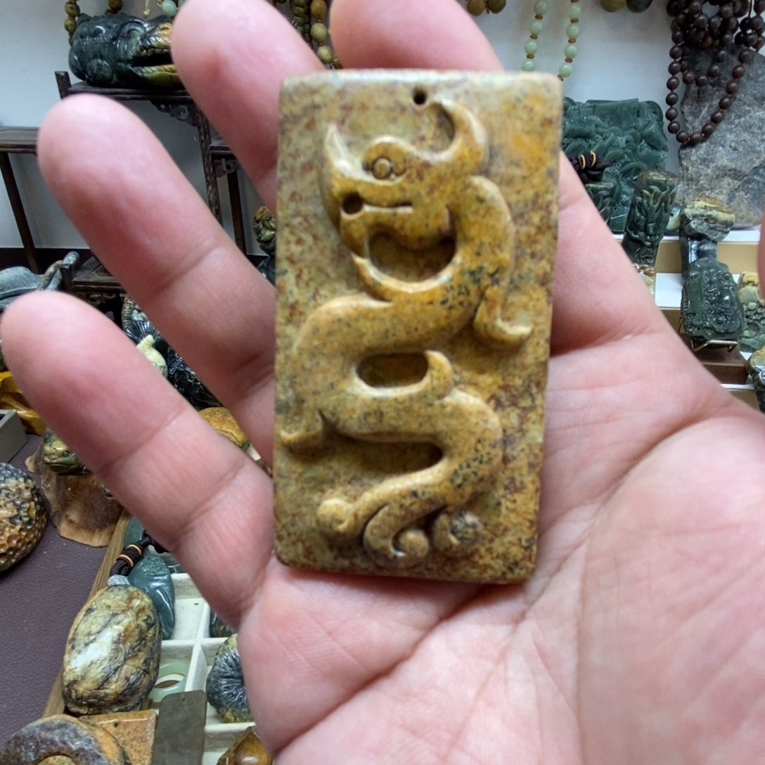 未镶嵌岫岩河磨玉（透闪石质玉）把件