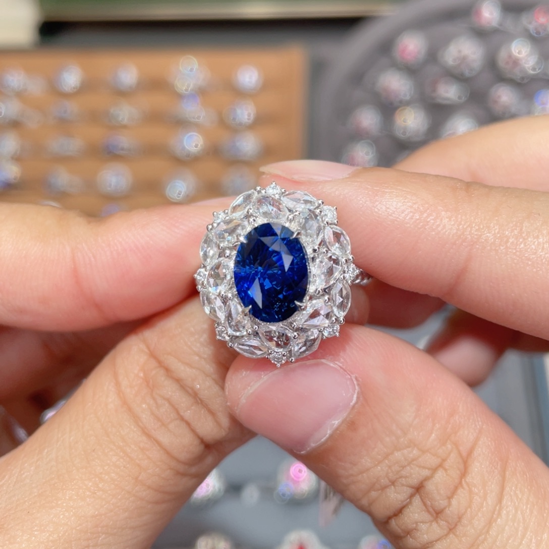 蓝宝石戒指18K金镶嵌4.08ct 皇家蓝