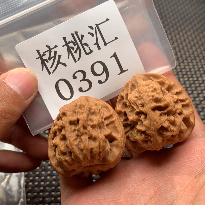 文玩核桃吊坠梨木台38