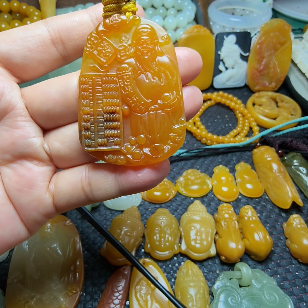 未镶嵌石英质玉（黄龙玉）颈饰