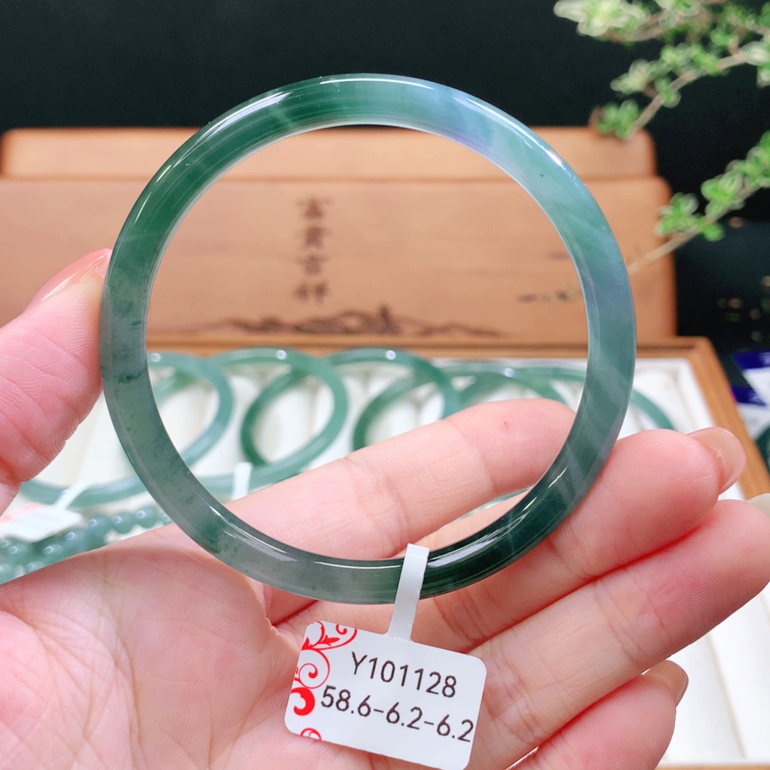 翡翠手镯未镶嵌天然