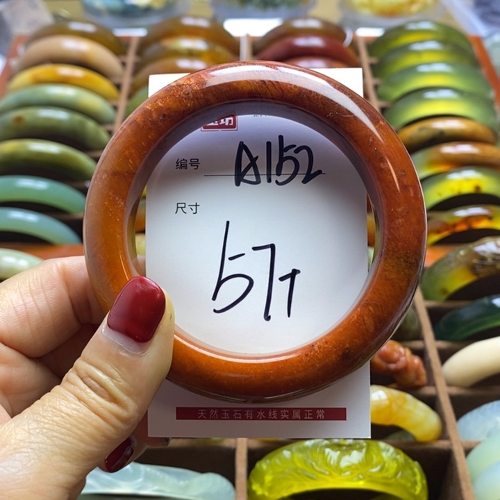 蛇纹石玉手镯未镶嵌你*吗