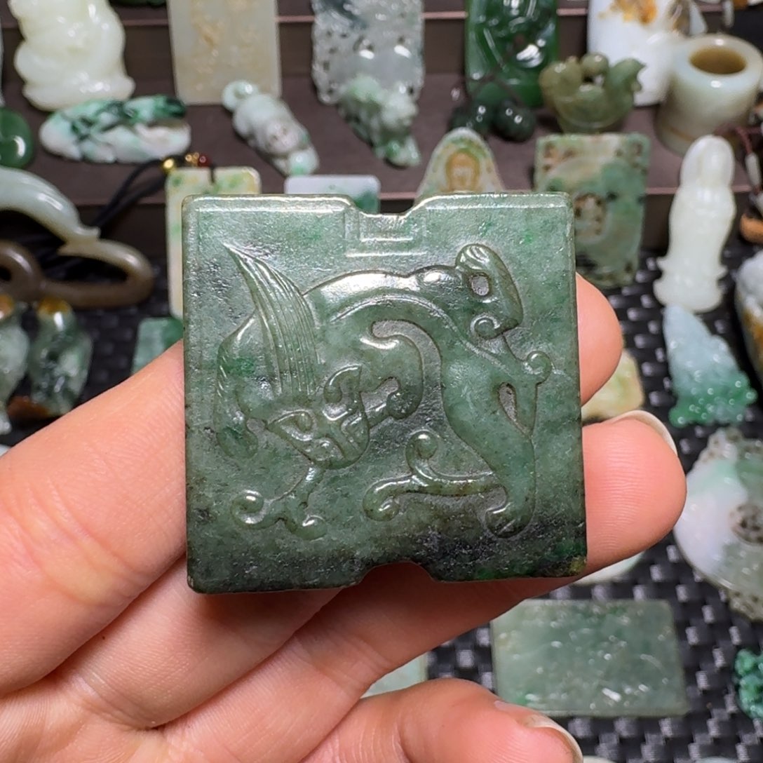 翡翠颈饰未镶嵌翡翠颈饰未镶嵌..