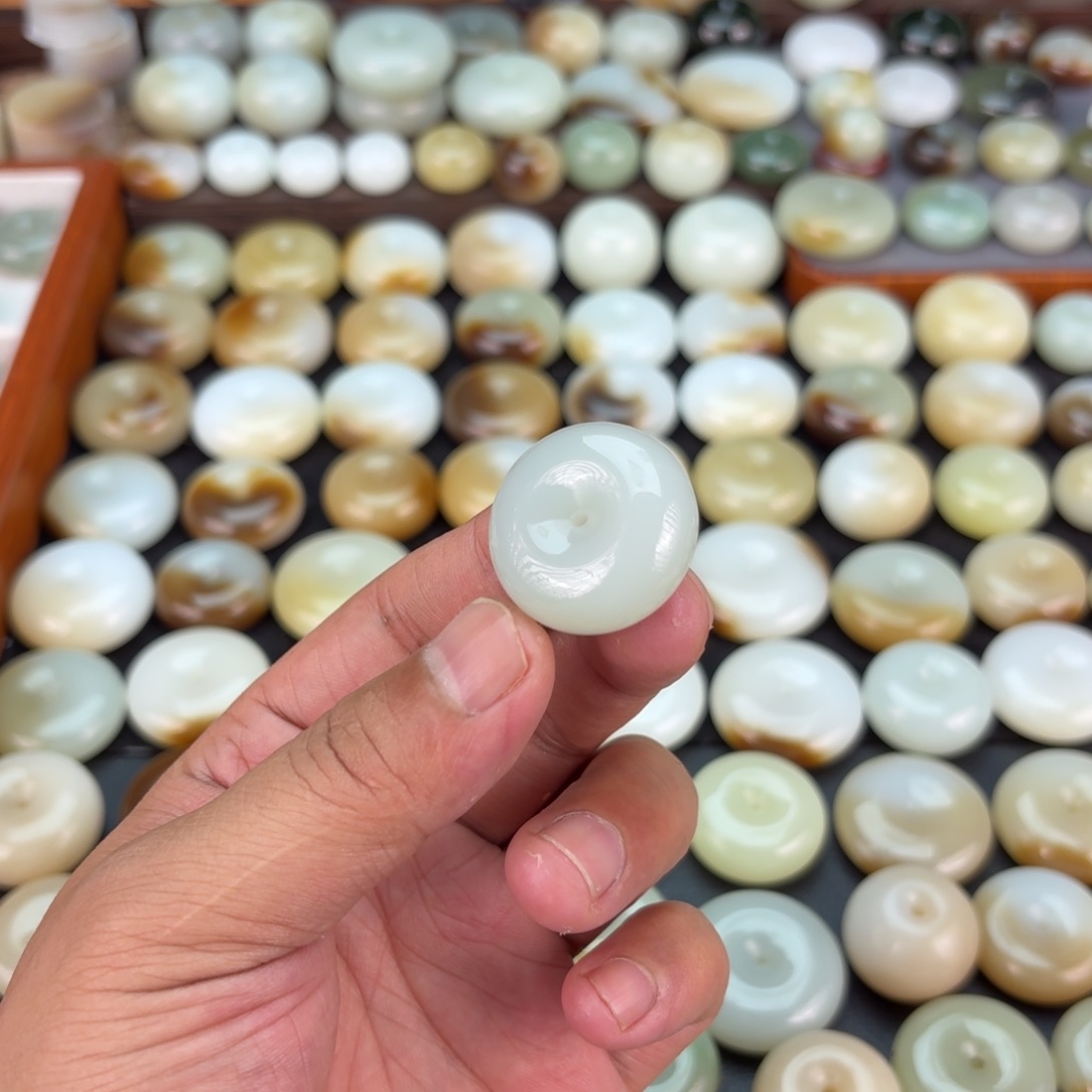 三***作颈饰未镶嵌和田玉