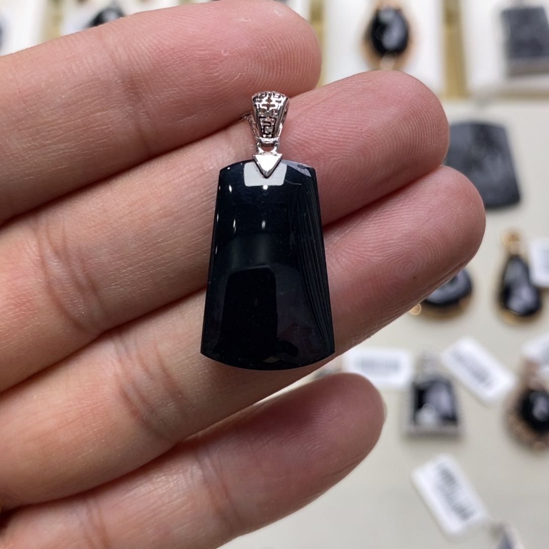 翡翠颈饰18K金镶嵌吊坠