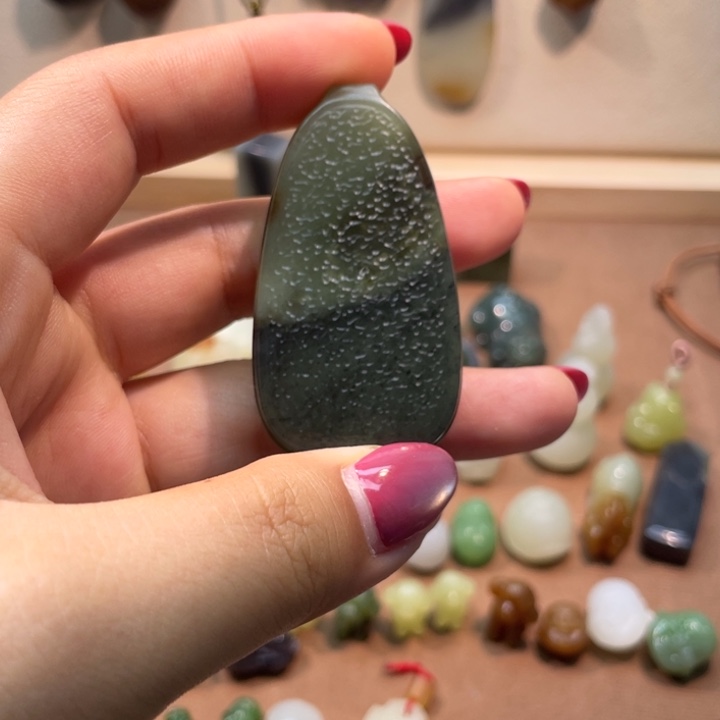 亨***刘和田玉未镶嵌颈饰