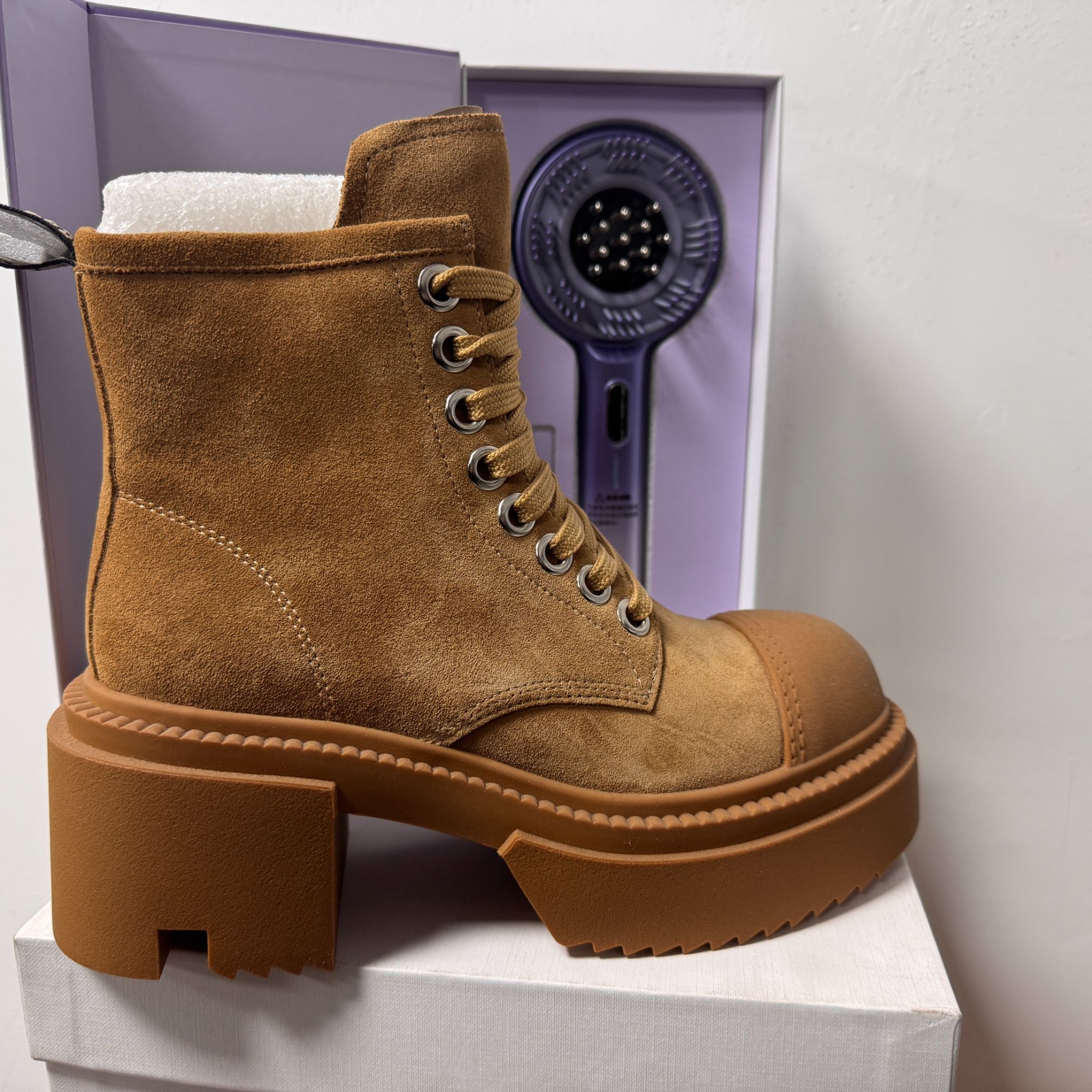 【敏敏】时尚百搭  潮流短靴   复古风马丁靴 按摩梳 // 靴配件