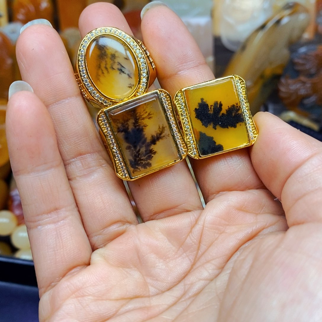 石英质玉（黄龙玉）颈饰未镶嵌