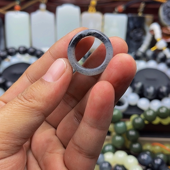 未镶嵌戒圈和田玉岁**痕