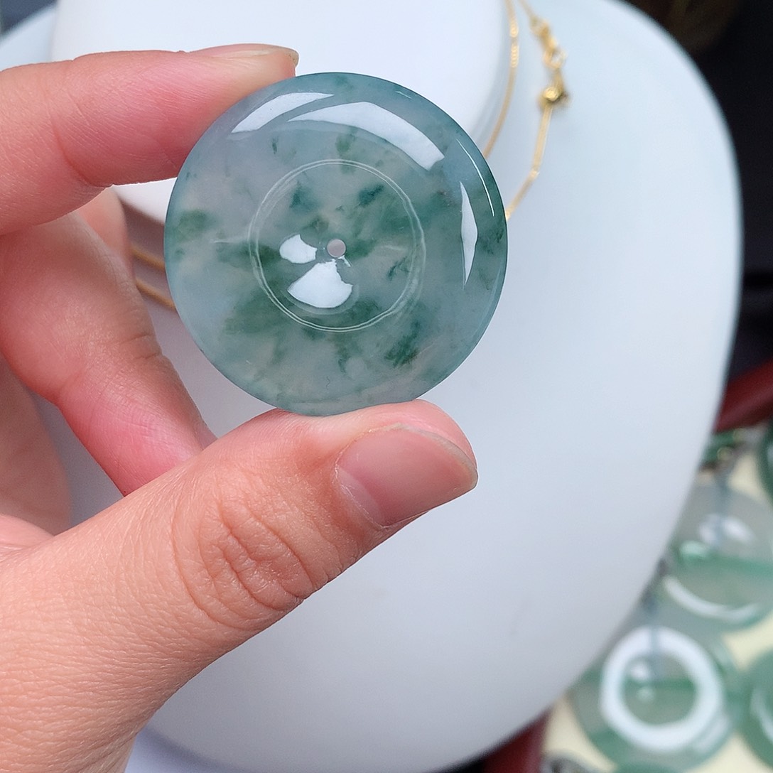 翡翠颈饰未镶嵌平安扣