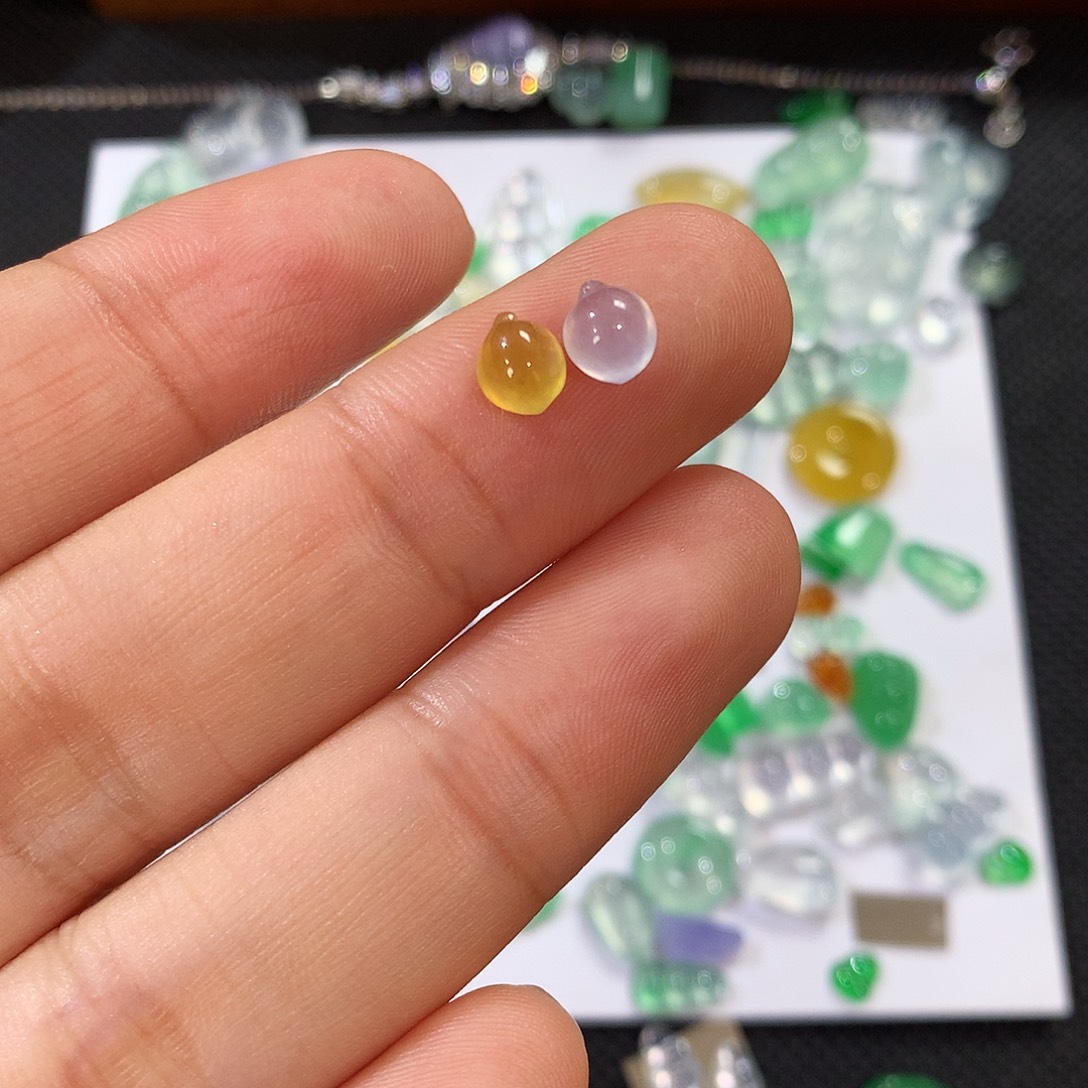 翡翠裸石双色桃子