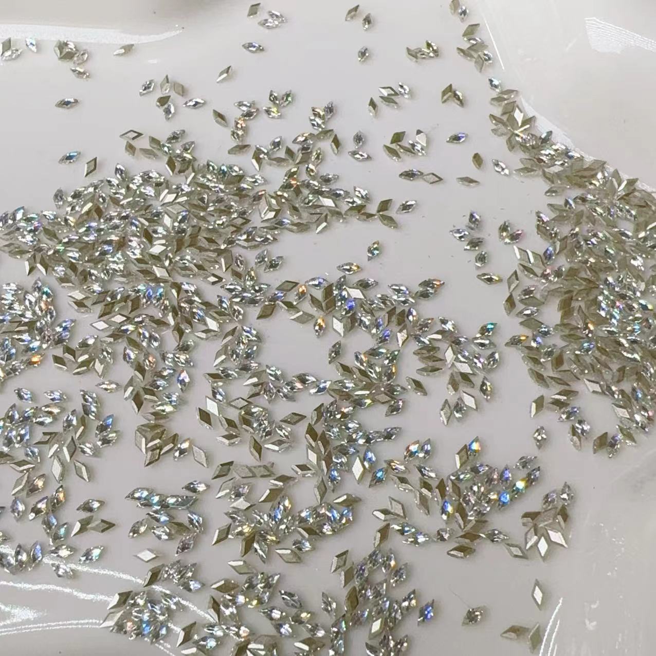 100颗春柚美甲饰品5A锆石倒边平底白色迷你超闪菱形美甲钻1.5*3mm
