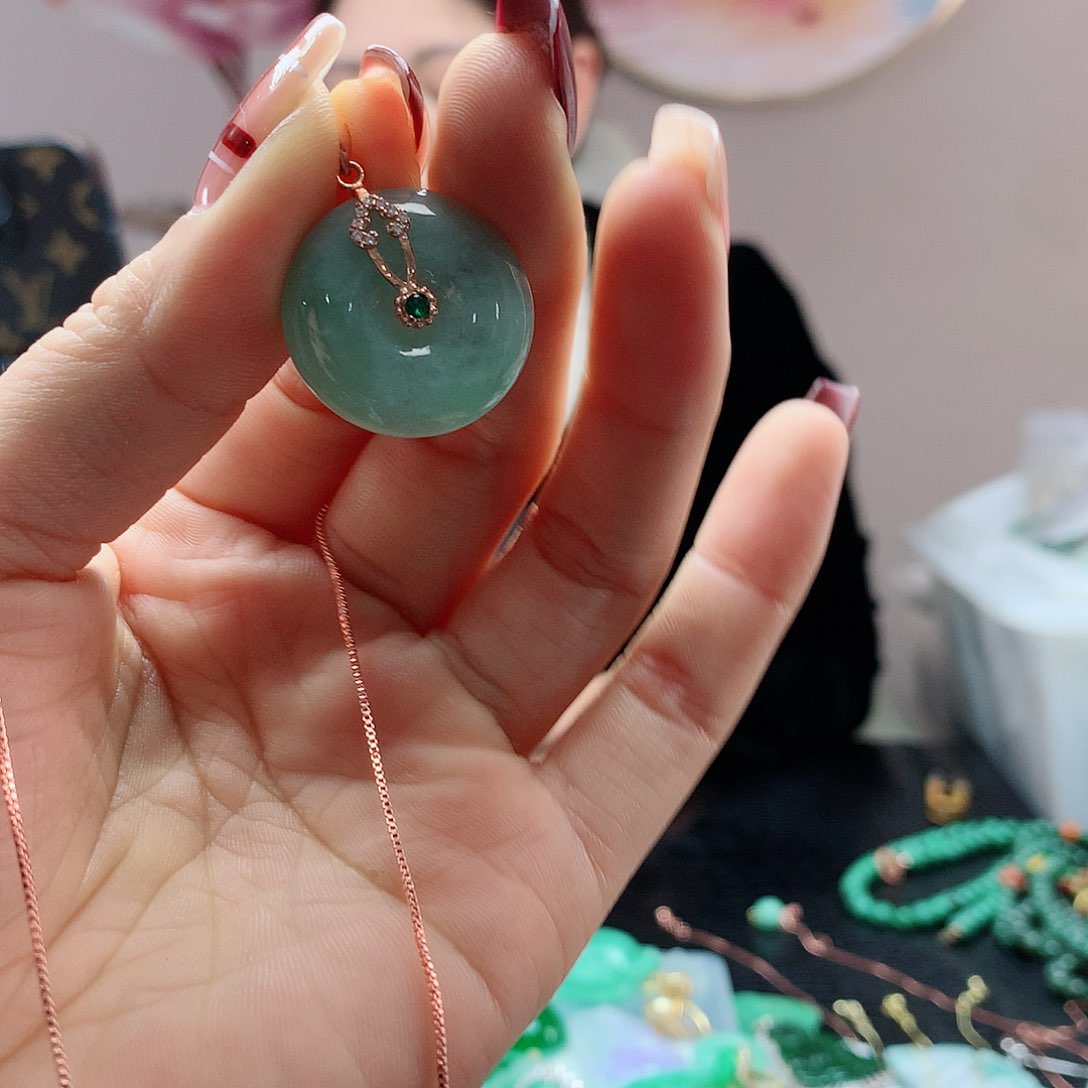 【闪购商品】翡翠吊坠(赠链)未镶嵌