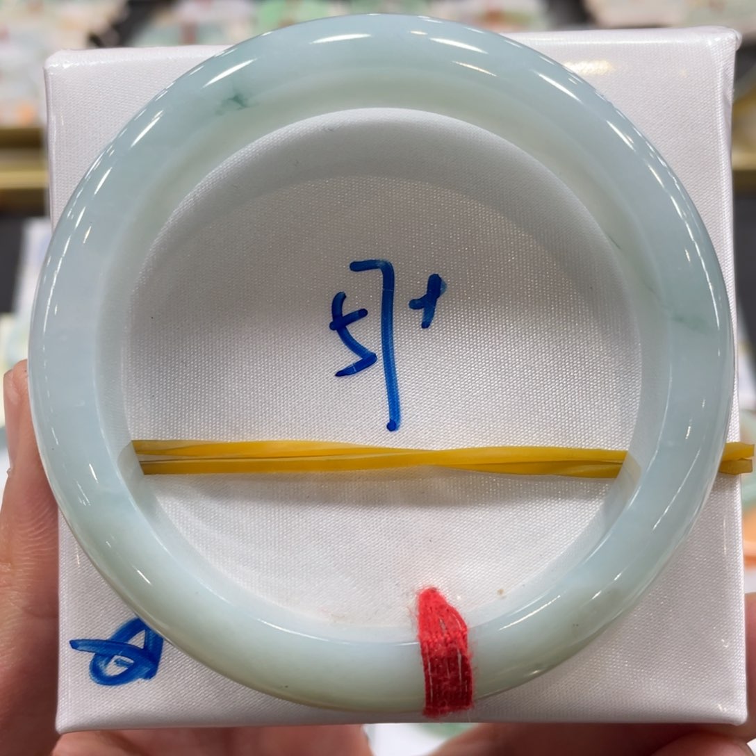 翡翠手镯未镶嵌翡翠手镯