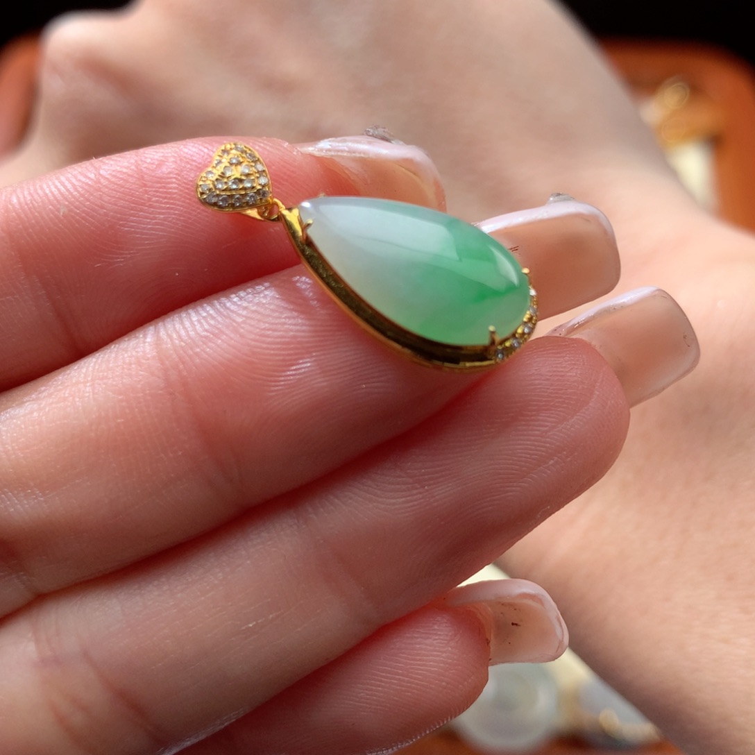 翡翠颈饰18K金镶嵌翡翠