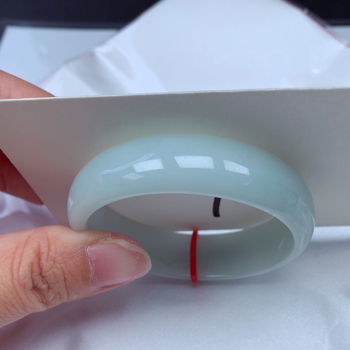 翡翠手镯未镶嵌翡翠