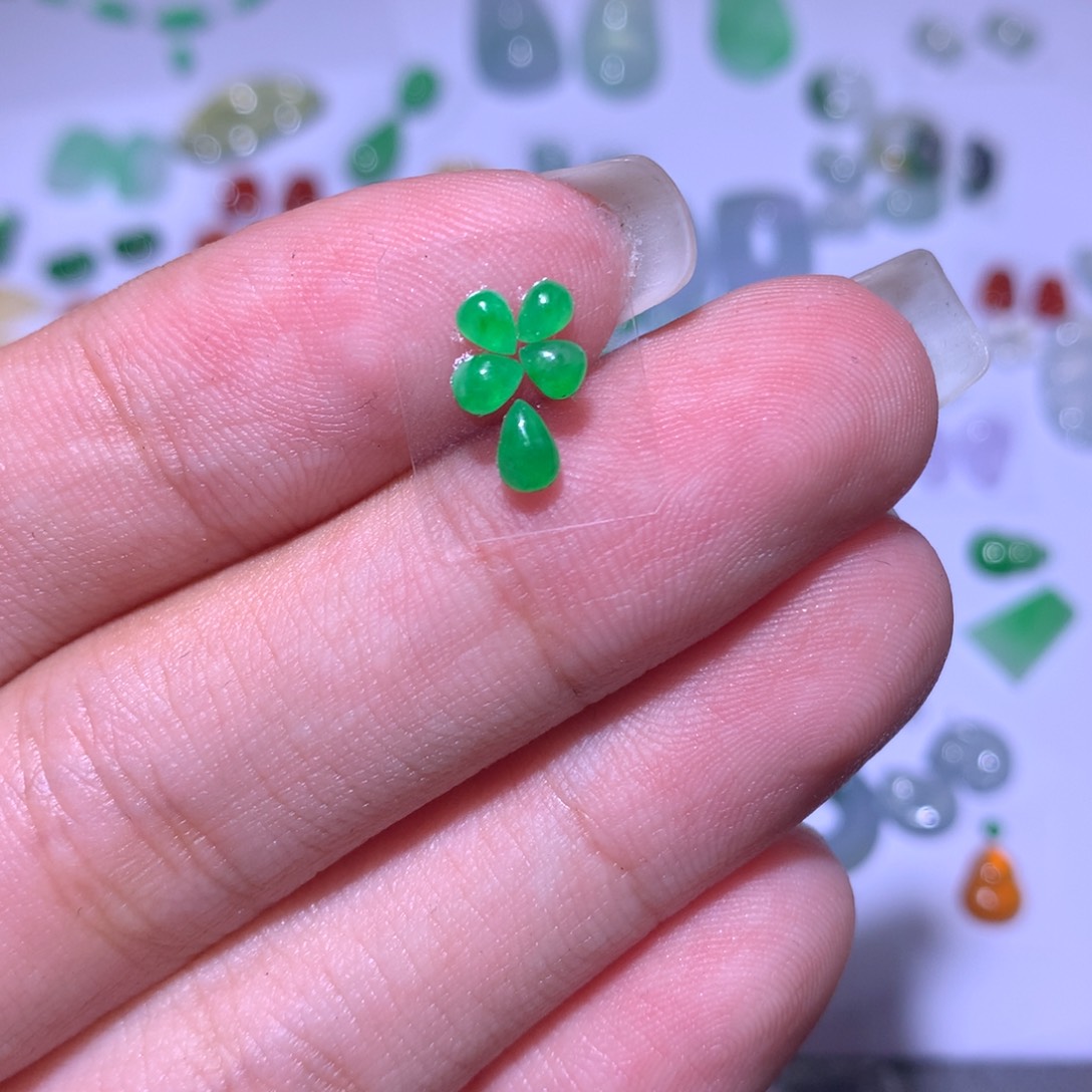 翡翠未镶嵌颈饰水滴