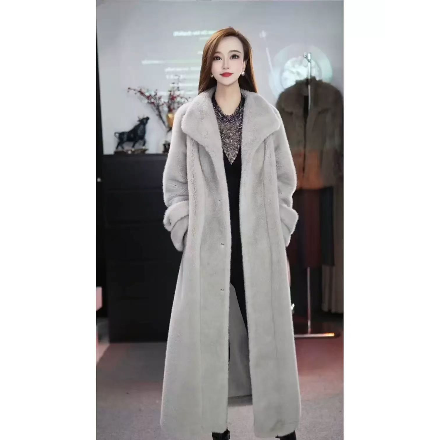 高端时尚皮毛一体外套女2025冬季新款纯色气质减龄百搭保暖大衣潮