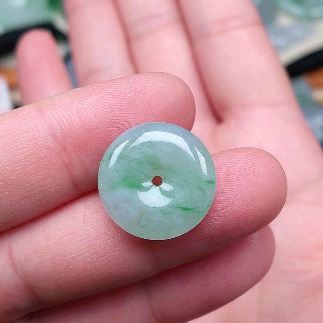 翡翠未镶嵌颈饰平安扣