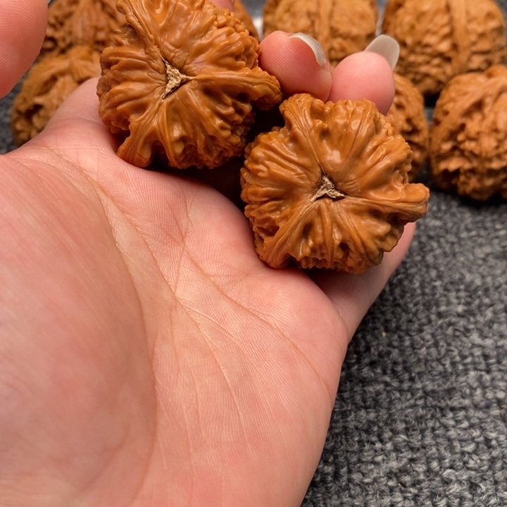 王****文玩核桃吊坠白狮子