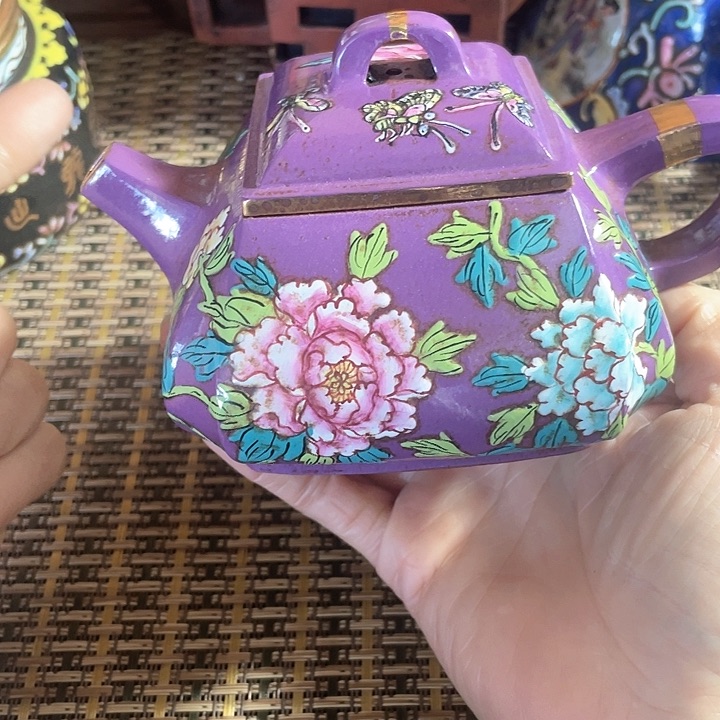 紫砂茶壶原矿泥料手工制作紫砂壶。