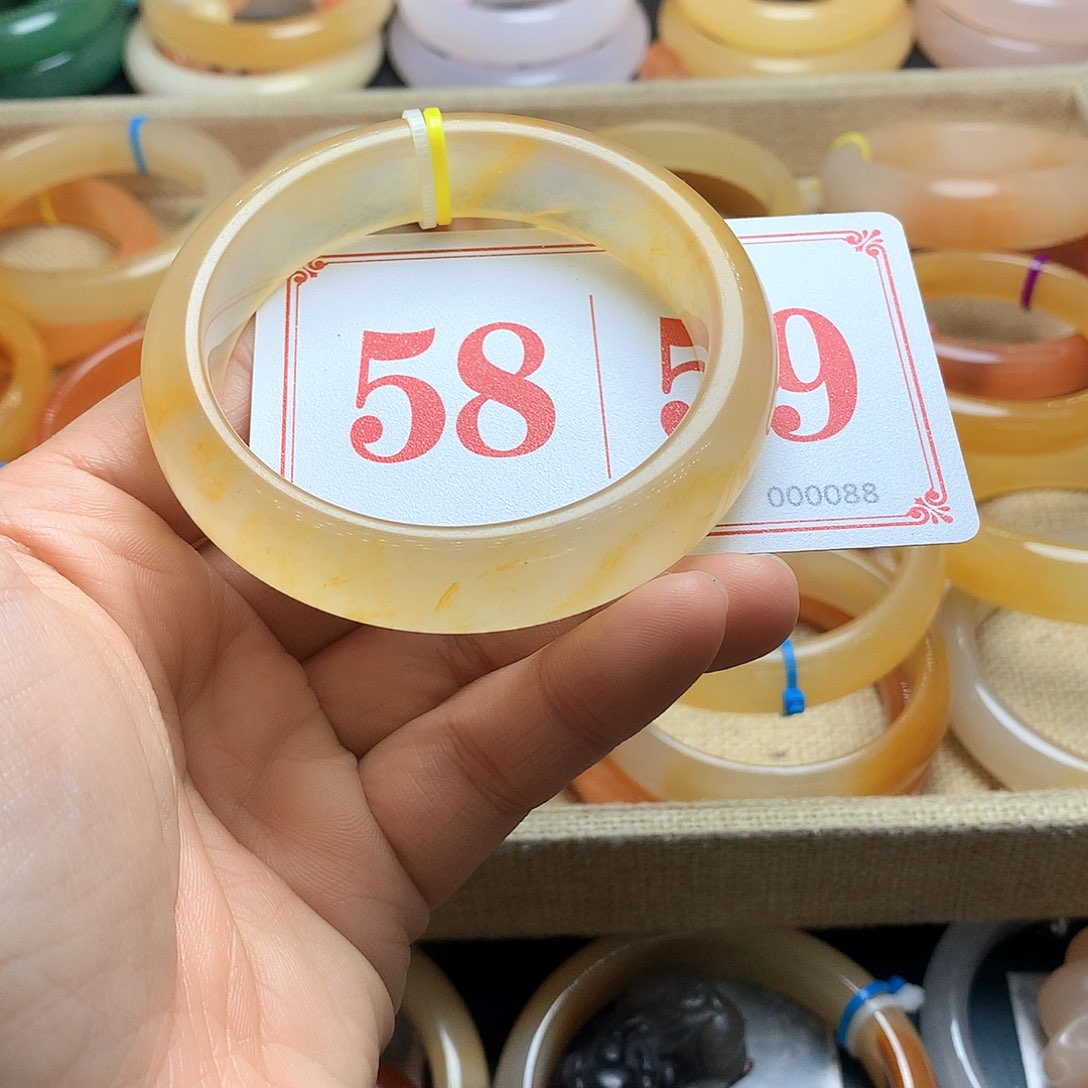 未镶嵌石英质玉（黄龙玉）手镯否**来