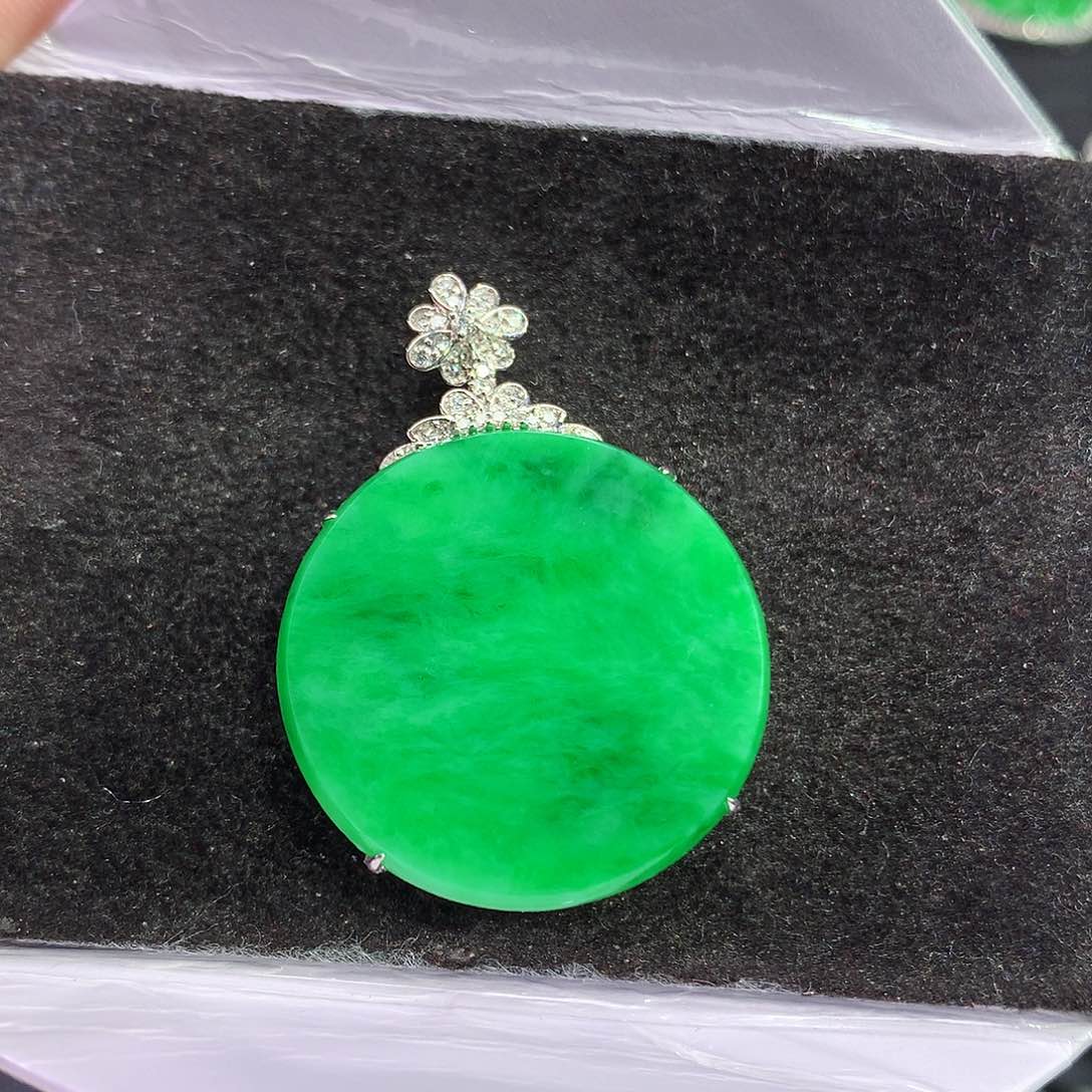 翡翠18K金镶嵌吊坠(赠链)