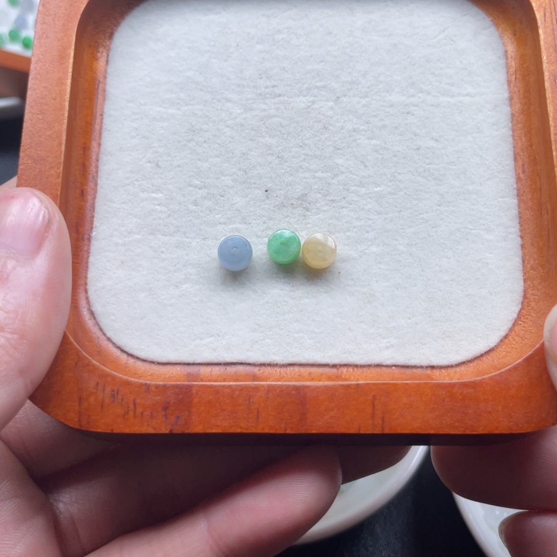 翡翠散珠翡翠老型珠卡6*4。 3颗