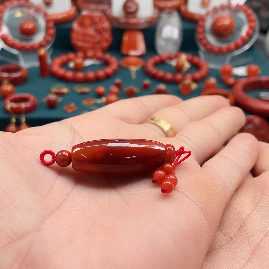 南红玛瑙川料满肉牛血红路路通吊坠未镶嵌