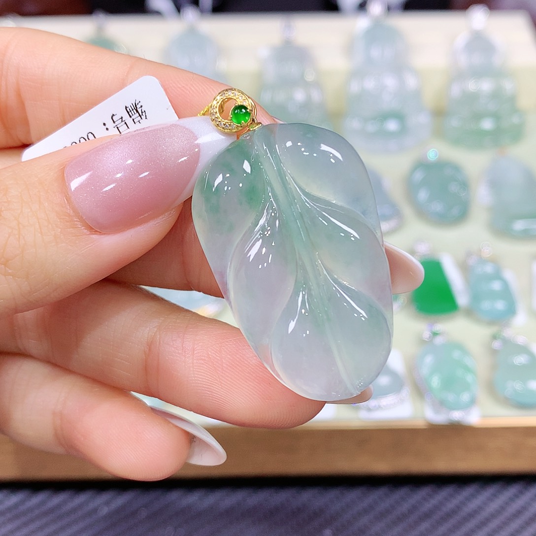 翡翠18K金镶嵌颈饰飘绿叶子