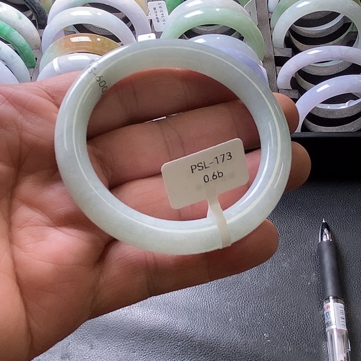 自***枪翡翠未镶嵌手镯圆