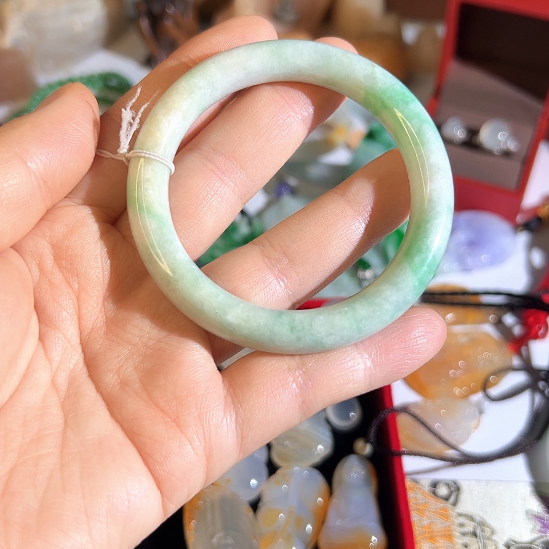 非金属飘绿手镯有纹