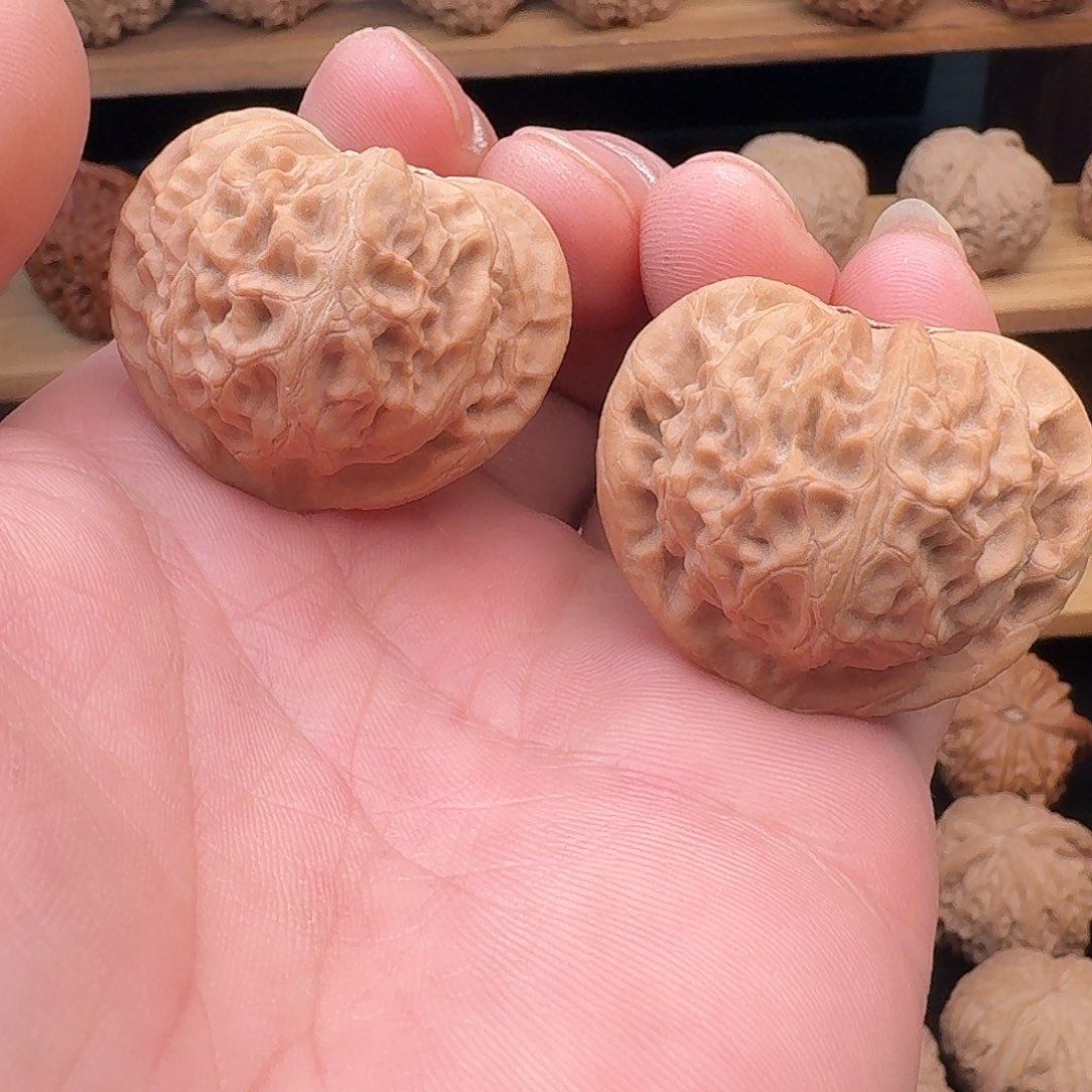 s***f吊坠桃核红皮宫灯