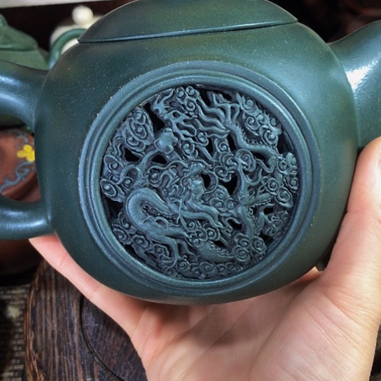 茶壶紫砂原矿泥料手工制作的一把紫砂壶。