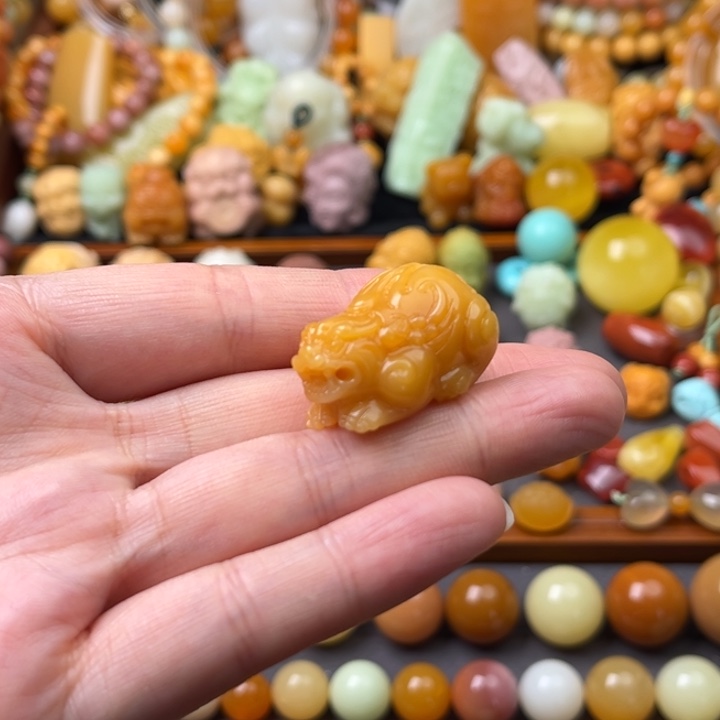 石英质玉（缅黄）未镶嵌珠宝半成品貔貅