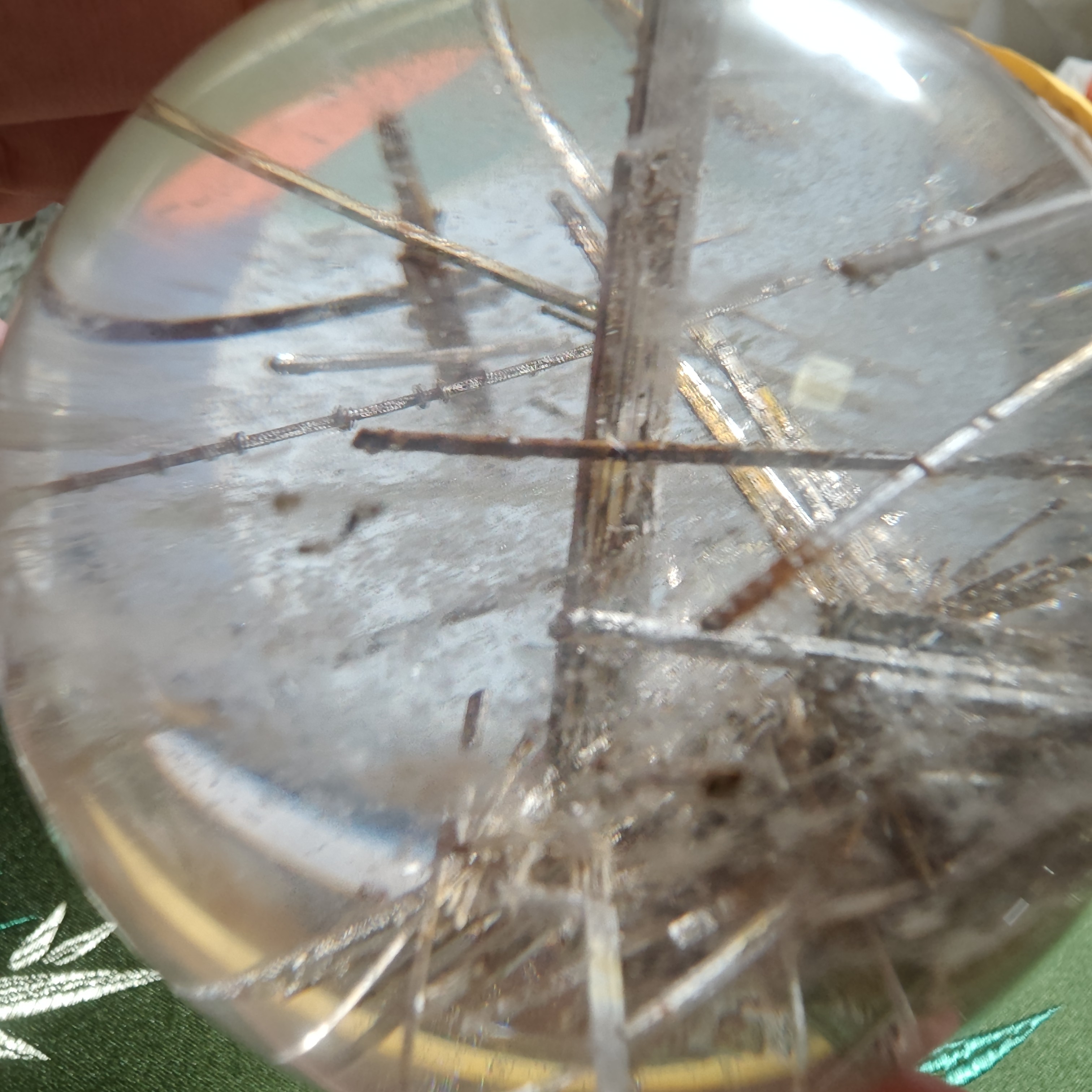 天然钛晶挂霜水晶球6.8厘米摆件饰品