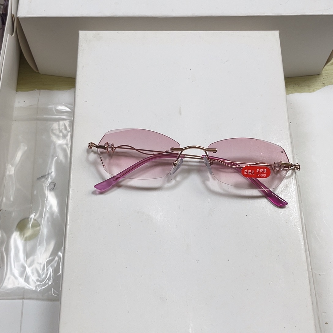 200度腮红老花。   