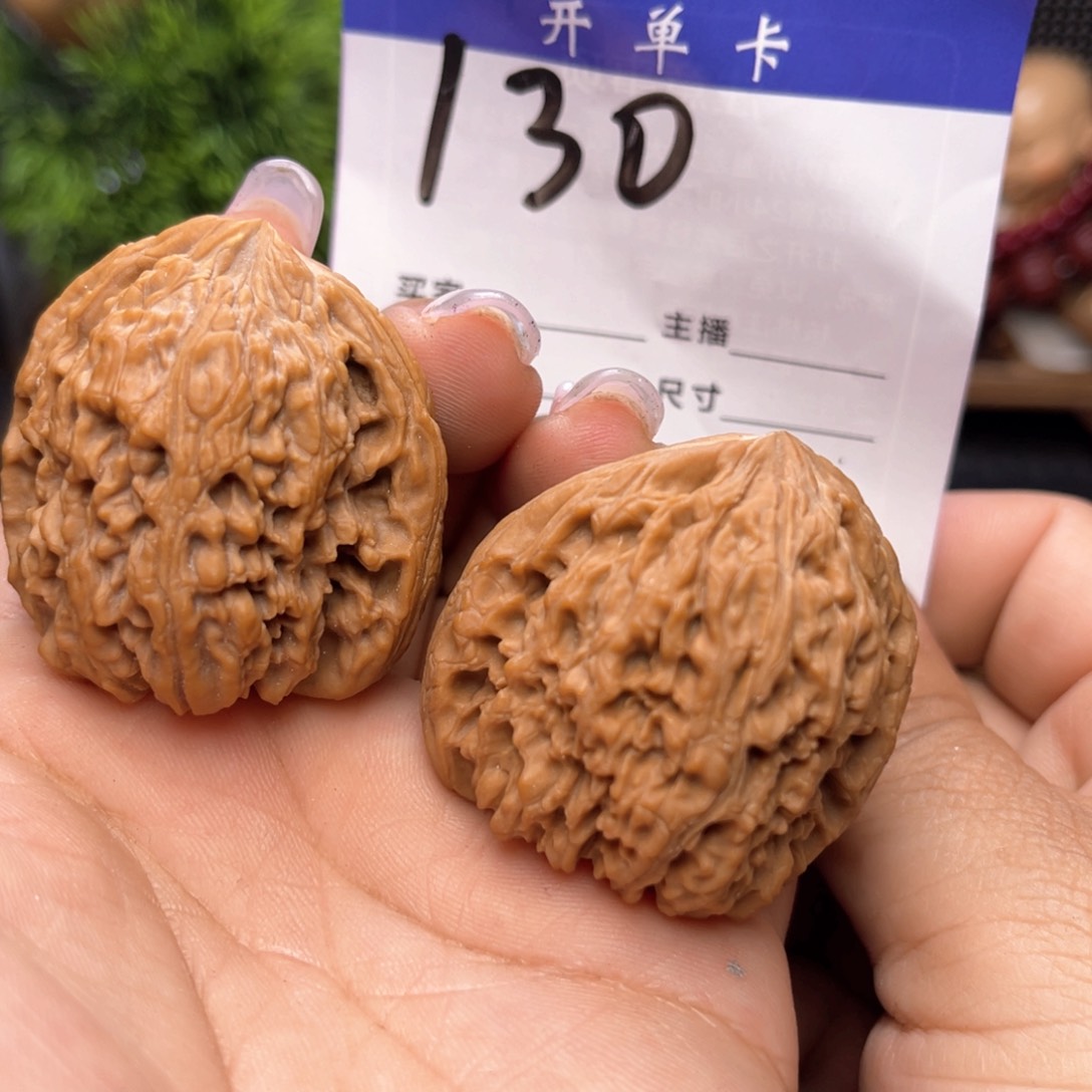 文玩核桃吊坠南疆石。边38。肚36。丹