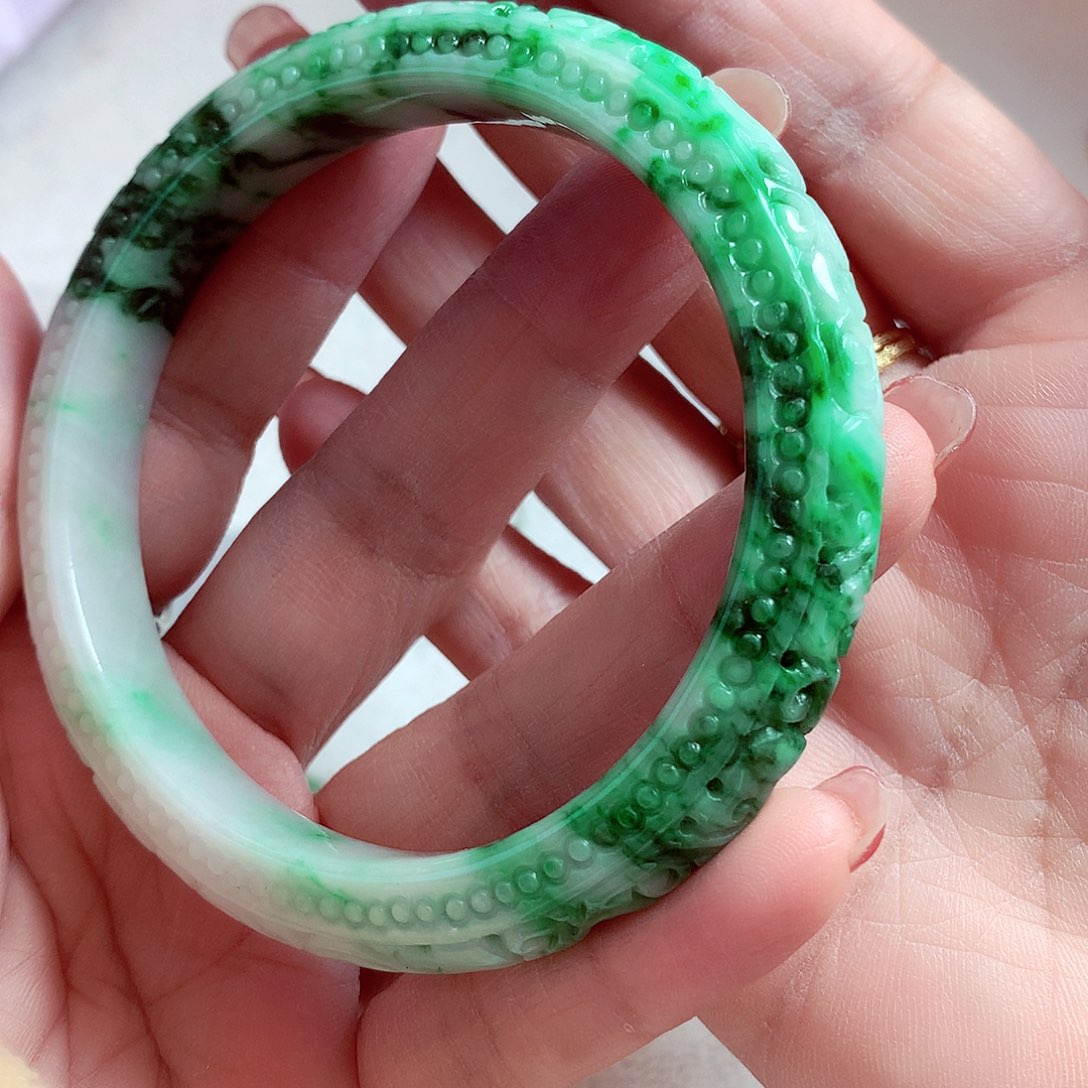 翡翠手镯未镶嵌翡翠