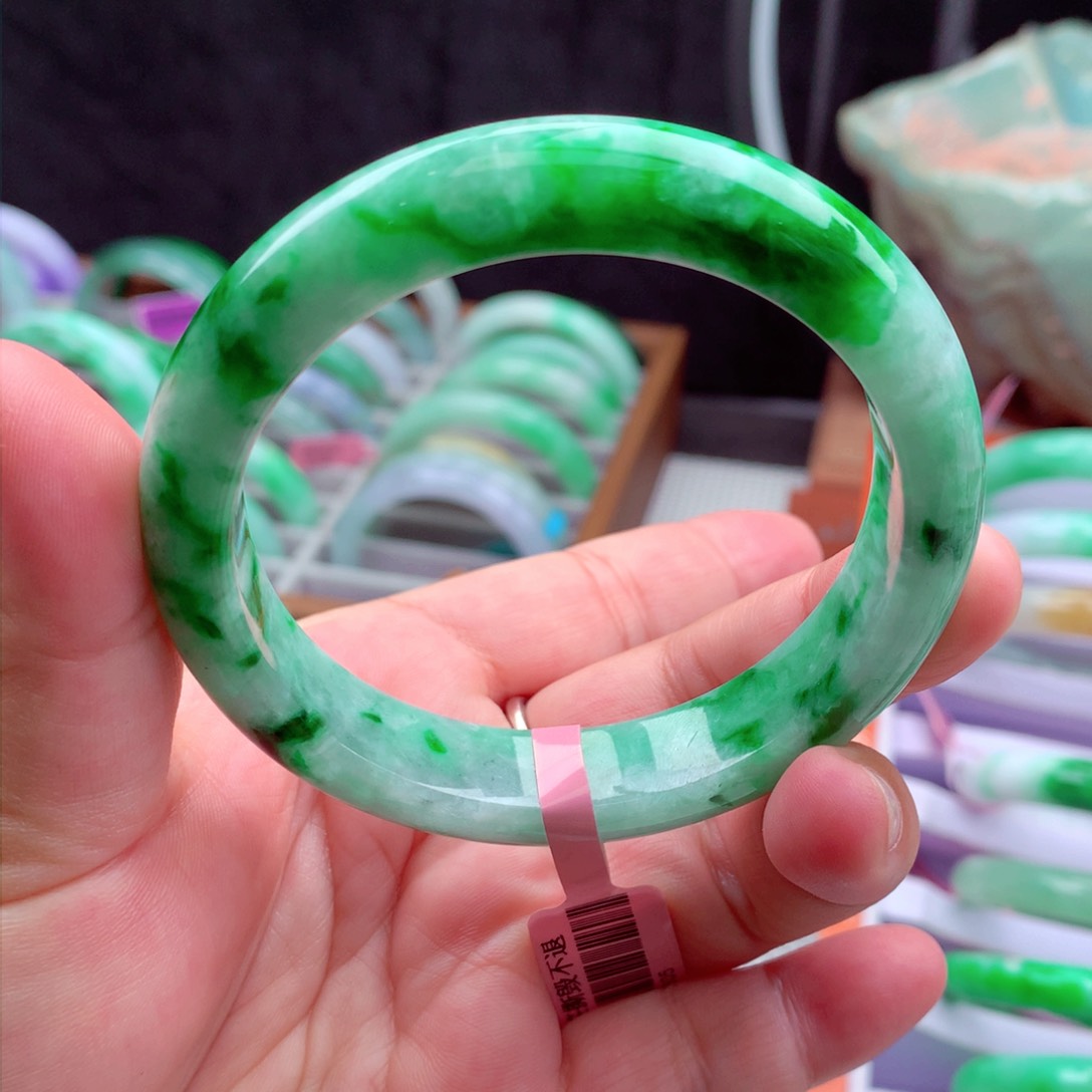 翡翠手镯未镶嵌翡翠