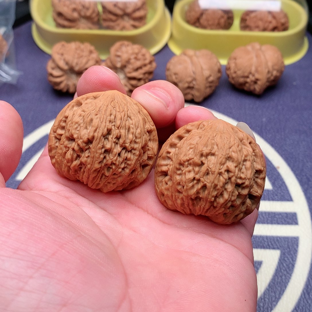 文玩核桃把件40绣球