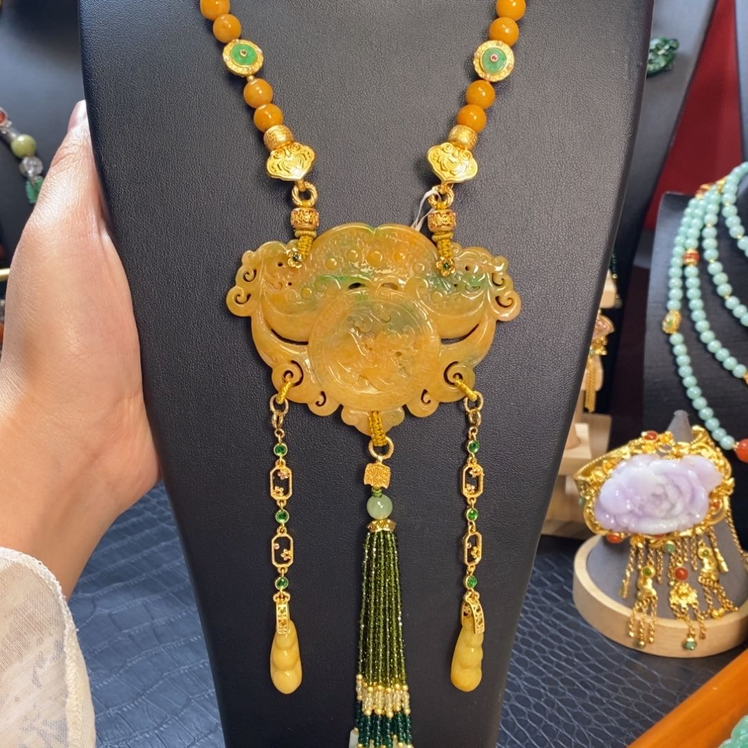 翡翠颈饰未镶嵌古龙瑞兽吊坠 亏清