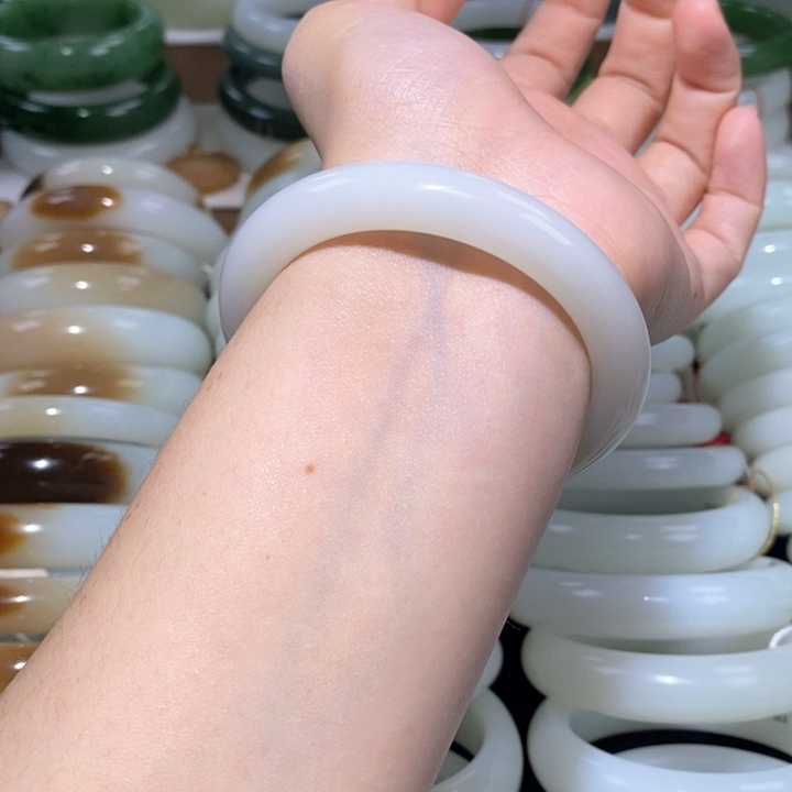 和田玉手镯未镶嵌羊脂白镯56