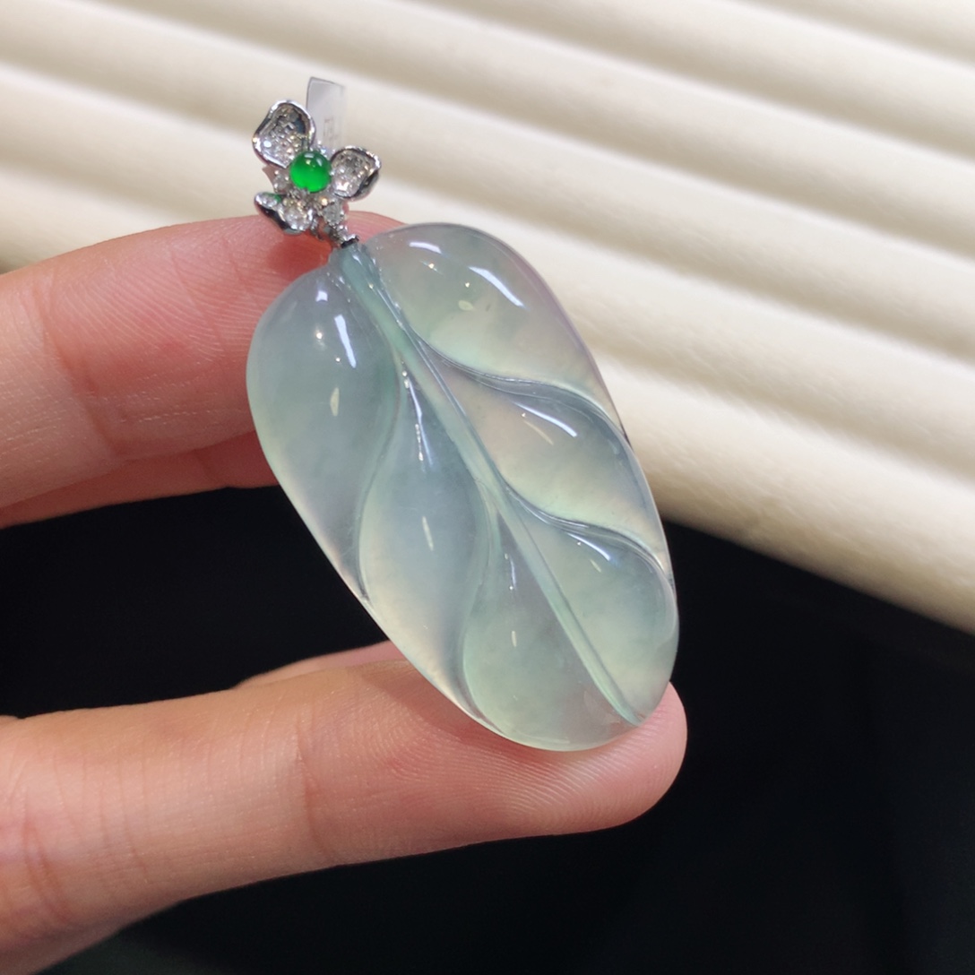 翡翠颈饰18K金镶嵌冰绿叶子
