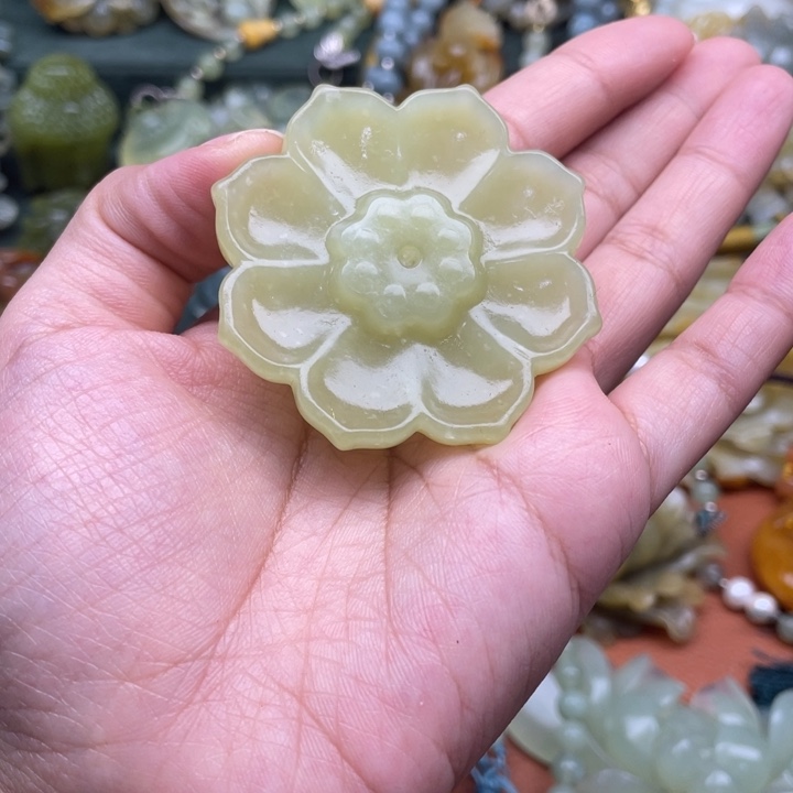 蛇纹石玉吊坠合金