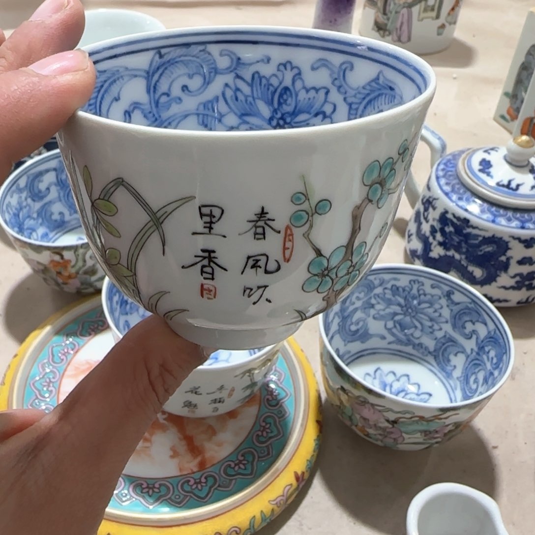 瓷片瓷器上用白泥雕刻出来后被