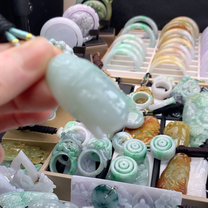 翡翠颈饰未镶嵌吊坠