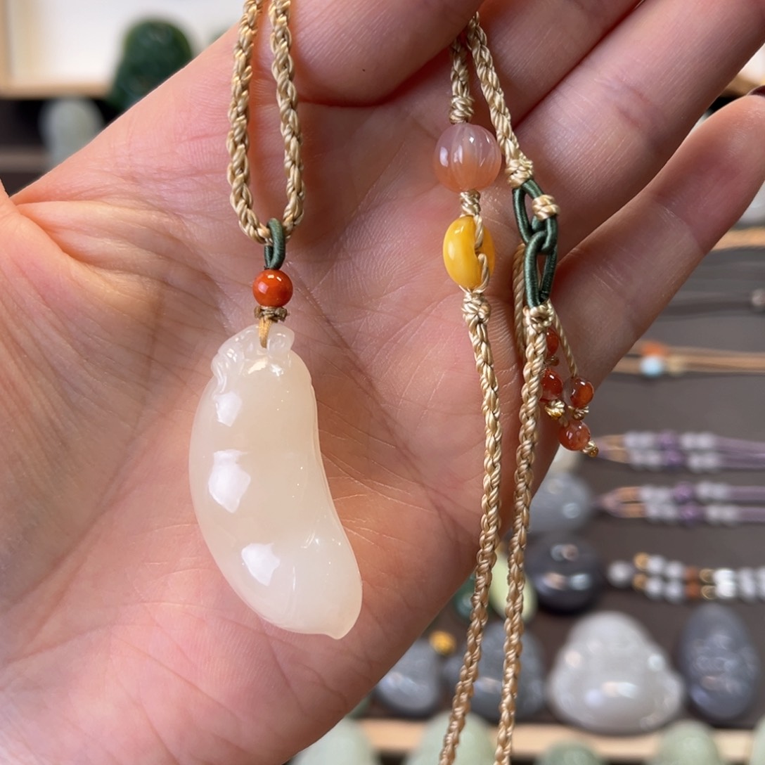 和田玉颈饰未镶嵌藕粉福豆